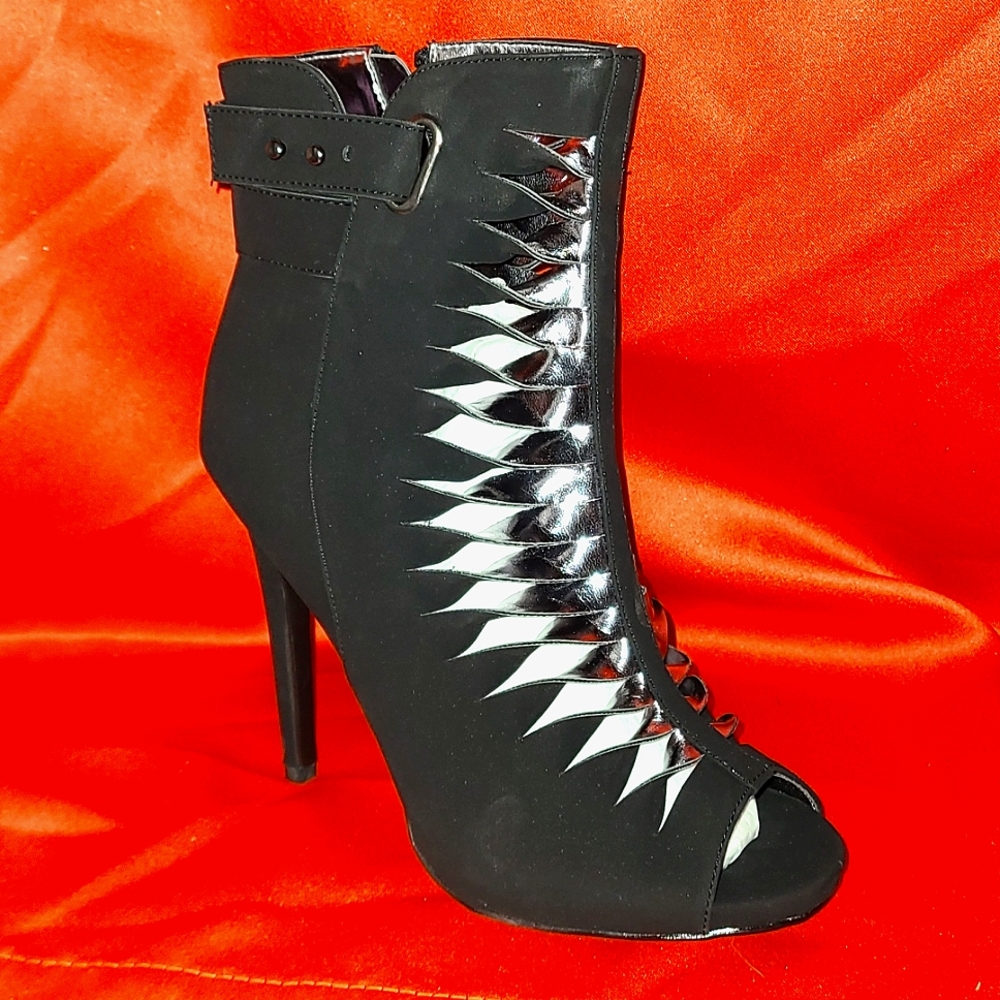 8.5 Black Just Fab Heels